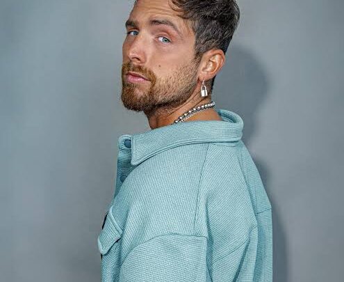 Maxi Espíndola Biography: Net Worth, Movies, Age, Height, Ethnicity, Songs, Parents, Awards