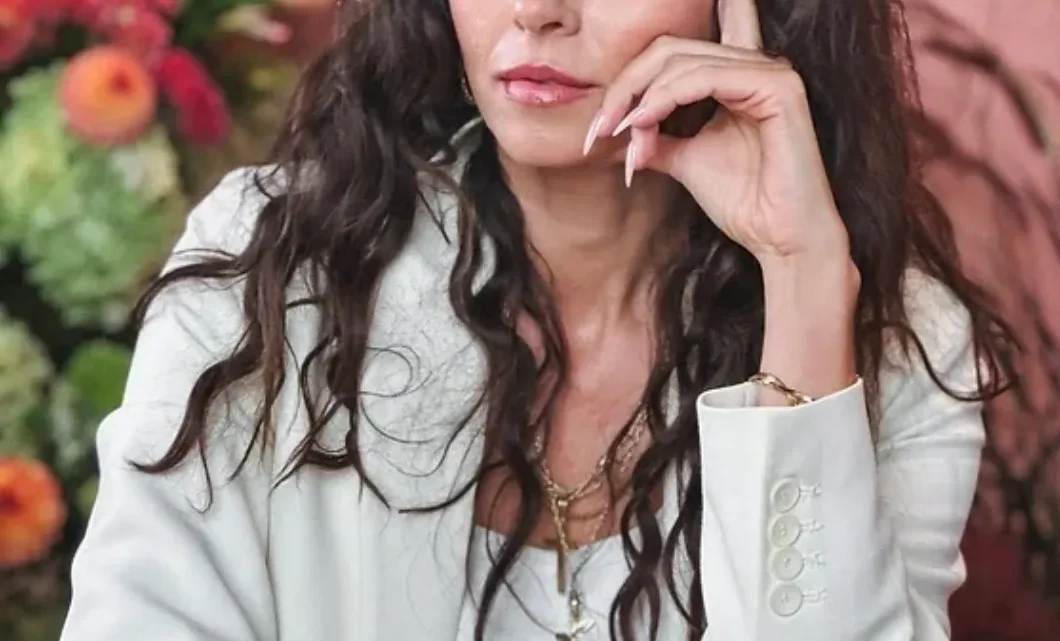 Briony Douglas Biography: Boyfriend, Net Worth, Age, Art Designs, Height, Parents, Ethnicity