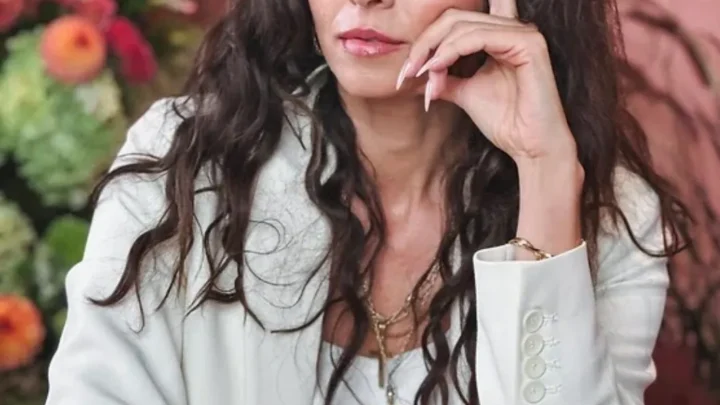 Briony Douglas Biography: Boyfriend, Net Worth, Age, Art Designs, Height, Parents, Ethnicity