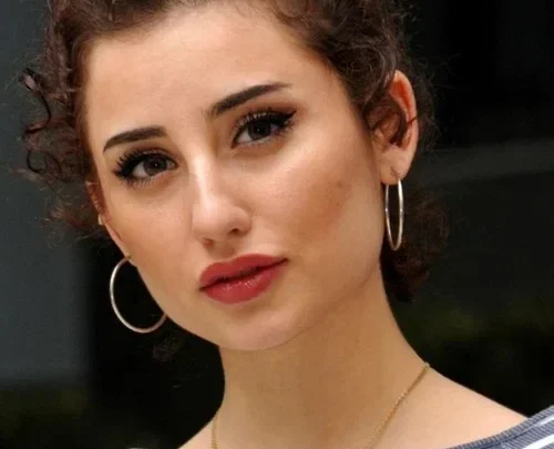 Greta Menchi Biography: Boyfriend, Songs, YouTube, Height, Ethnicity, Age, Book, Movies, Parents