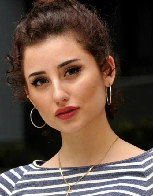 Greta Menchi Biography: Boyfriend, Songs, YouTube, Height, Ethnicity, Age, Book, Movies, Parents