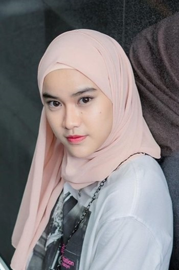 Dwi Putri Bonita Biography: Age, YouTube, Husband, Net Worth, Height, Parents, Life After JKT48, Siblings, Awards