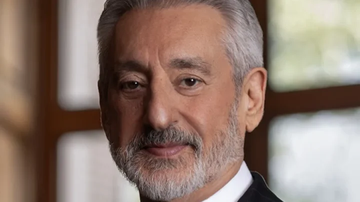 Ebrahim Hamedi Biography: Wife, Age, Net Worth, Songs, Awards, Children, Height, Religion