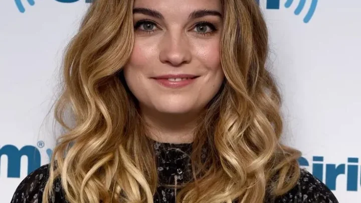 Annie Murphy Biography: Age, Husband, Emmy, Height, Net Worth, Schitt’s Creek, Career