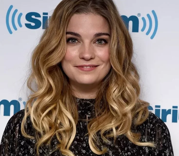 Annie Murphy Biography: Age, Husband, Emmy, Height, Net Worth, Schitt’s Creek, Career