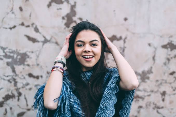 Sibéal Ní Chasaide Biography: Age, Parents, Net Worth, Songs, Album, Boyfriend, Height, Instagram