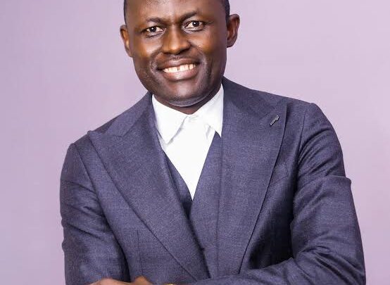 Elijah Oyelade Biography: Wife, Ethnicity, Parents, Songs, Height, Age, Net Worth, Religion, Children