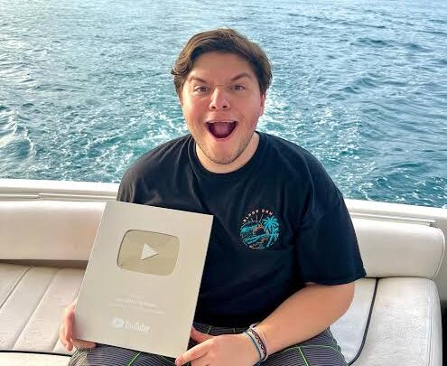 Juan Pablo Hollman Bio: Age, Net Worth, Twitch, TikTok, Career, Nationality, YouTube, Parents, Girlfriend