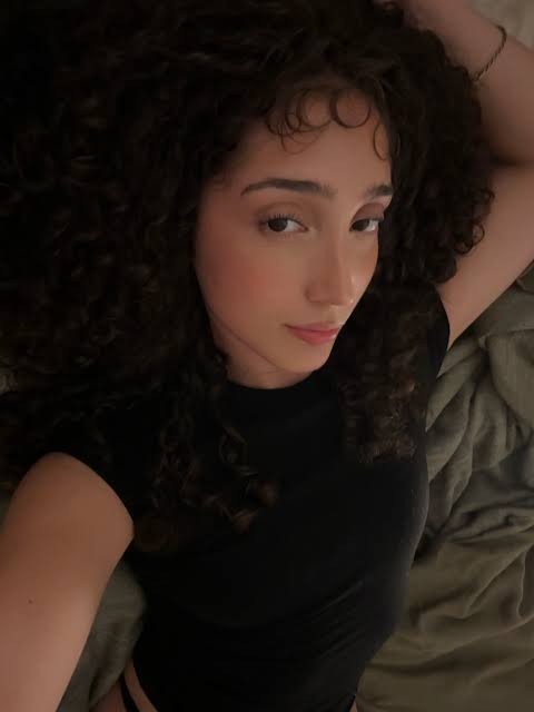 bzllz (JeZAbelle) Bio: Age, Net Worth, TikTok, Career, Real Name, Height, Boyfriend, Instagram