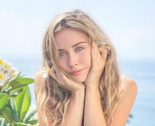 Kristina Webb Biography: Parents, Net Worth, Art Designs, Height, Books, Partner, Age, Religion, Net Worth