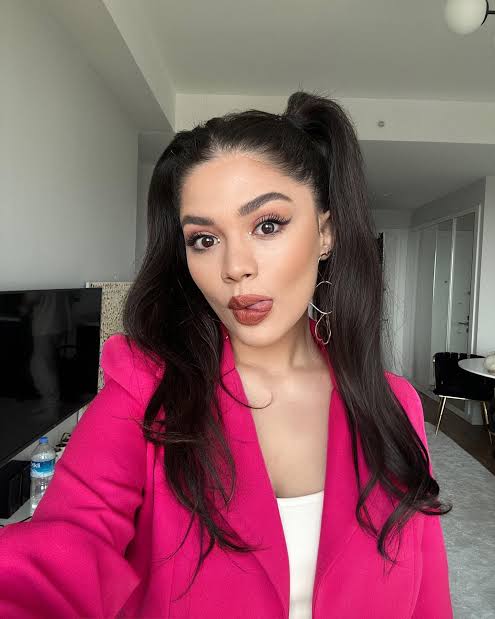 Eda Sakız Biography: Height, Age, Husband, Songs, Net Worth, Parents, TikTok, Instagram