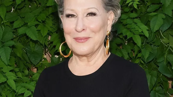 Bette Midler Biography: Age, Husband, Daughter, Net Worth, Parents, Songs, Movies