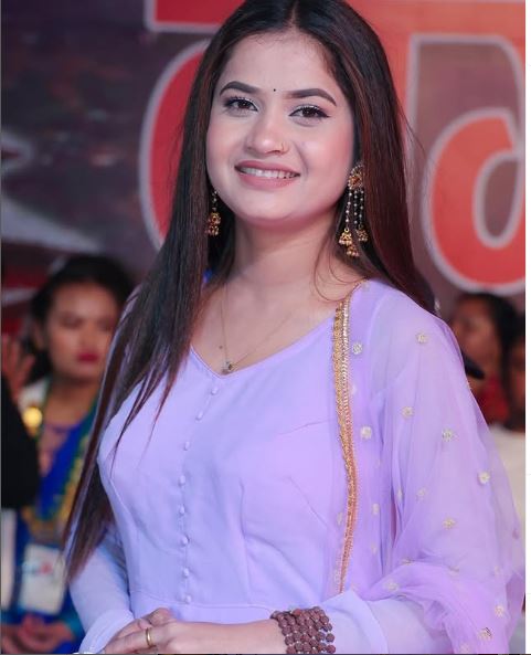 Eleena Chauhan Biography: Instagram, Age, Net Worth, Spouse, Height, Parents, Songs & Albums, Ethnicity