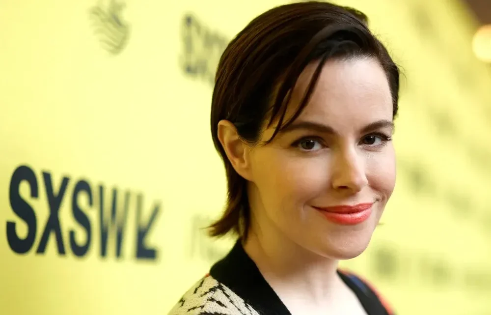 Emily Hampshire Biography: Age, Height, Parents, Net Worth, Movies & TV Shows, Sexuality, Partner