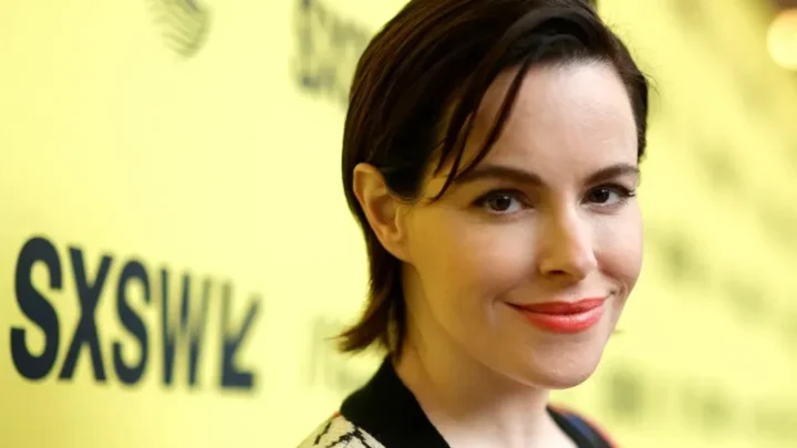 Emily Hampshire Biography: Age, Height, Parents, Net Worth, Movies & TV Shows, Sexuality, Partner