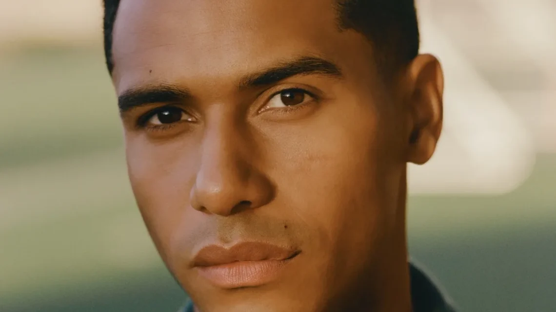 Elliot Knight Biography: Age, Height, Parents, Net Worth, Movies & TV Shows, Sexuality, Career