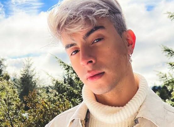 Thomas Nicolás Tobar Biography: Parents, Net Worth, Age, Height, Songs, Ethnicity, YouTube, Religion