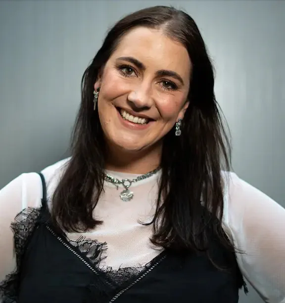 Hayley Sproull Biography: Instagram, Net Worth, Age, Height,  Parents, Partner, Movies, Books