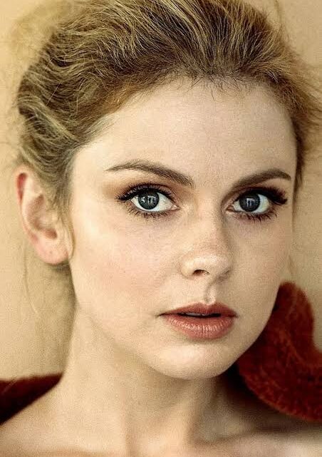 Rose McIver Biography: Net Worth, Twitter, Parents, Age, Height, Movies, Husband, Kids, Divorce