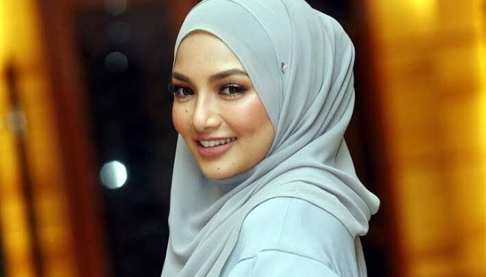 Neelofa Biography: Age, Net Worth, TV Shows, Husband, Children, Height, Miss Teen, Instagram, Awards