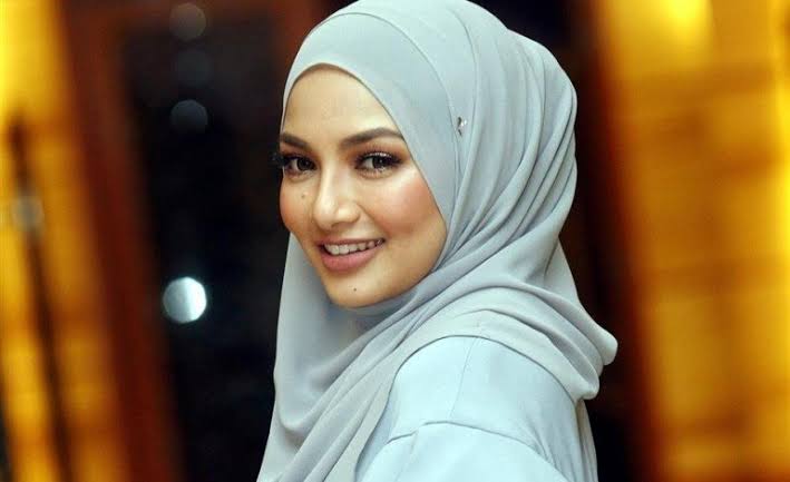 Neelofa Biography: Age, Net Worth, TV Shows, Husband, Children, Height, Miss Teen, Instagram, Awards