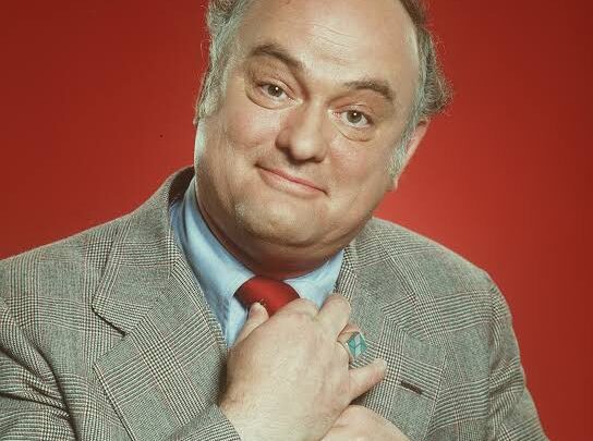 Gordon Jump Biography: Age, WKRP in Cincinnati, Net Worth, Maytag Commercials, Wife, Parents, Height, Children