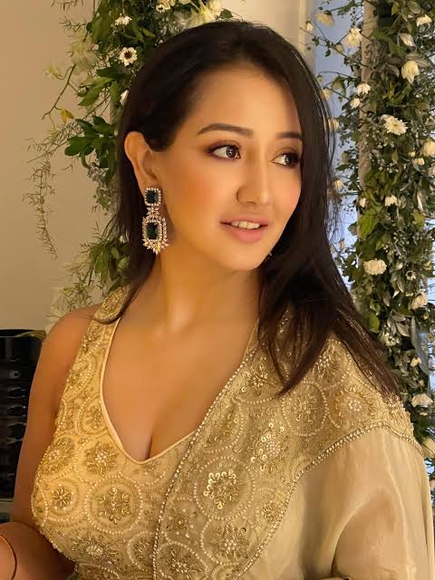 Roshmi Banik Biography: Ethnicity, Parents, Instagram, Net Worth, Movies, Awards, Religion, Age, Boyfriend