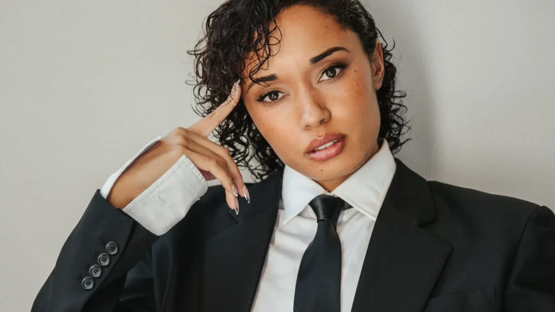 Olivia Swann Biography: Age, Net Worth, Movies, Partner, Height, Parents, Siblings, TV Series