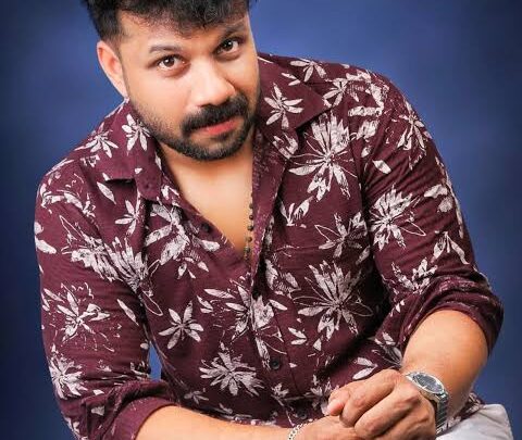 Vibhu Thakur Biography: Awards, Son, Net Worth, Age, Height, Ethnicity, Wife, Movies, Religion