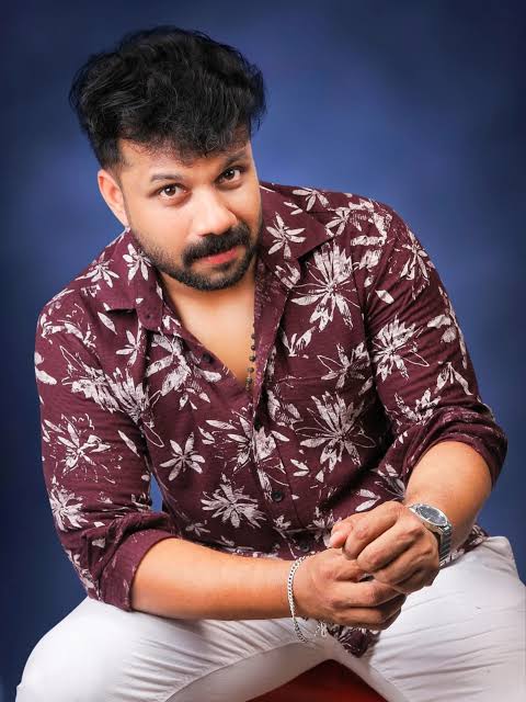 Vibhu Thakur Biography: Awards, Son, Net Worth, Age, Height, Ethnicity, Wife, Movies, Religion