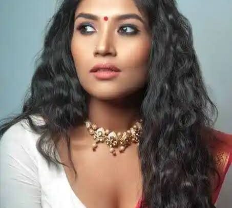 Shruti Bapna Biography: Ethnicity, Parents, Religion, Height, Age, Movies, Net Worth, Partner