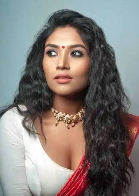 Shruti Bapna Biography: Ethnicity, Parents, Religion, Height, Age, Movies, Net Worth, Partner