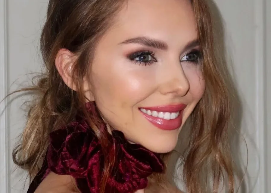 Laura Blair Biography: Boyfriend, Net Worth, YouTube, Age, Height, Ethnicity, Parents, Religion, Fashion Blog