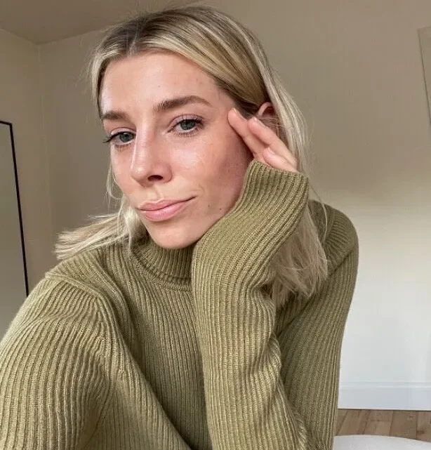 Lindsey Holland Biography: Net Worth, Age, Books, Height, Boyfriend, Awards, Ethnicity, Parents