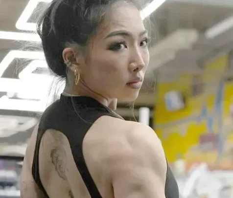 Hikaru Komiyama Biography: Height, Boyfriend, Net Worth, Powerlifting, Recovery, Wiki, Age, Instagram