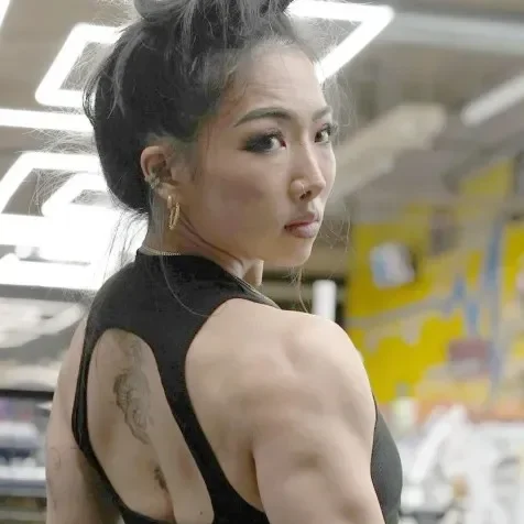 Hikaru Komiyama Biography: Height, Boyfriend, Net Worth, Powerlifting, Recovery, Wiki, Age, Instagram