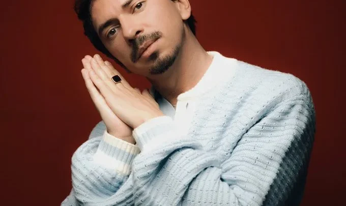 Julian Le Play Biography: Ethnicity, Parents, Instagram, Net Worth, Awards, Songs, Age, Girlfriend, Height