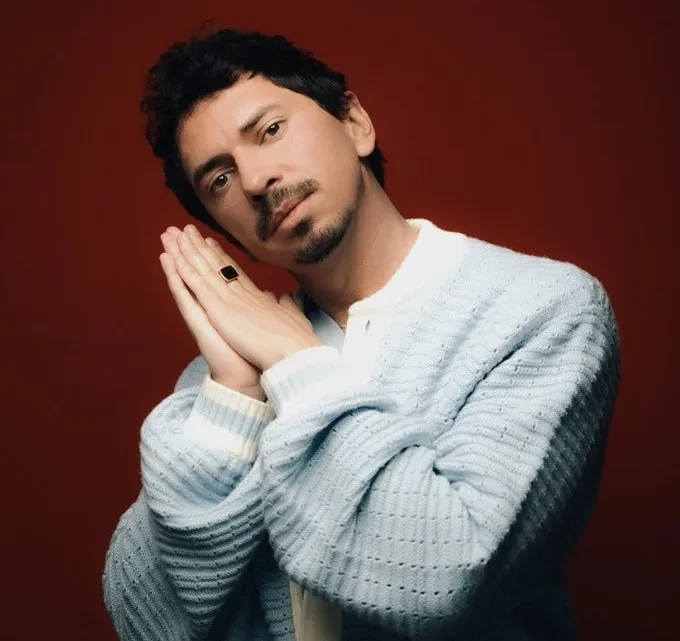 Julian Le Play Biography: Ethnicity, Parents, Instagram, Net Worth, Awards, Songs, Age, Girlfriend, Height