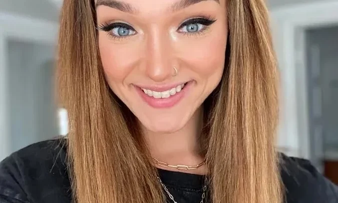 Amber Clemens Bio: Age, Weight Loss, Net Worth, Boyfriend, Height, Instagram, Career