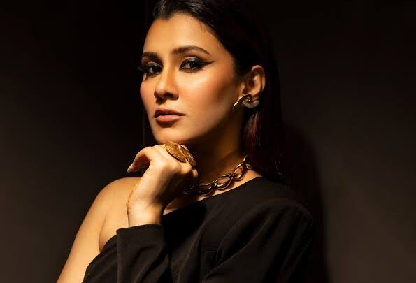 Aastha Gill Bio: Age, Net Worth, Songs, Height, Parents, Sister, Nationality, Husband, Career