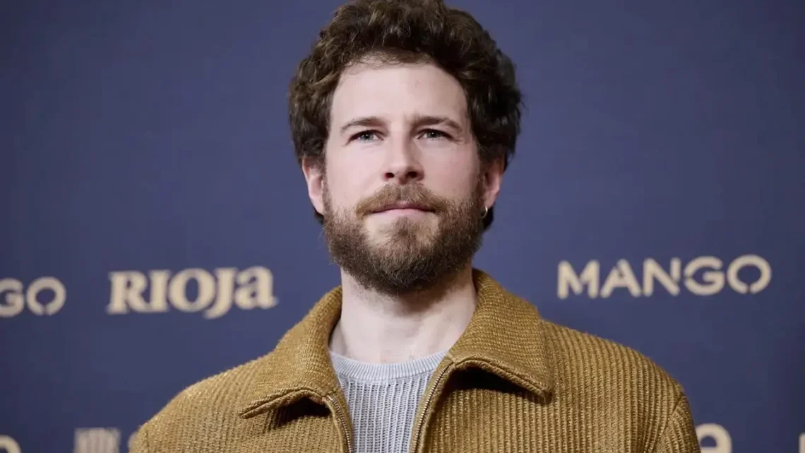 Álvaro Cervantes Bio: Age, Height, Net Worth, TV Shows, Career, Movies, Career, Partner
