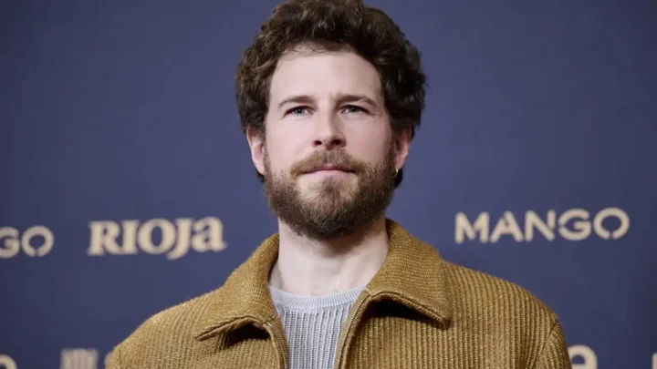 Álvaro Cervantes Bio: Age, Height, Net Worth, TV Shows, Career, Movies, Career, Partner