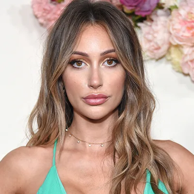 Caroline Einhoff Biography: Partner, Age, Height, Net Worth, Parents, Fashion Brand, Personal Life, Instagram