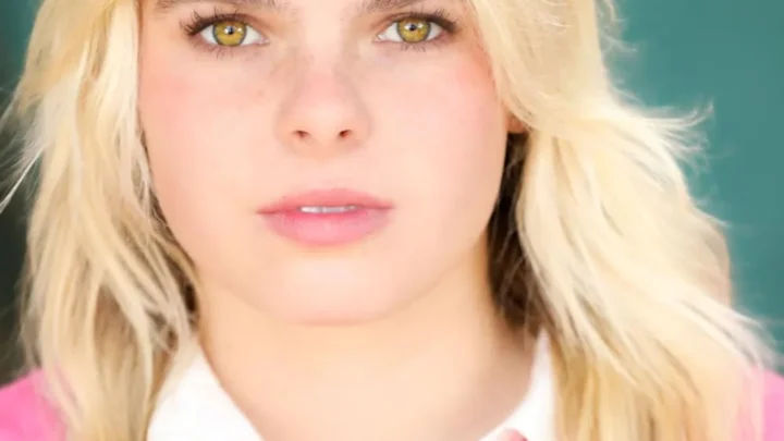 Chloe Elliott Biography: Age, Net Worth, Height, Parents, Boyfriend, Plus-Size Fashion, Blog, Nationality