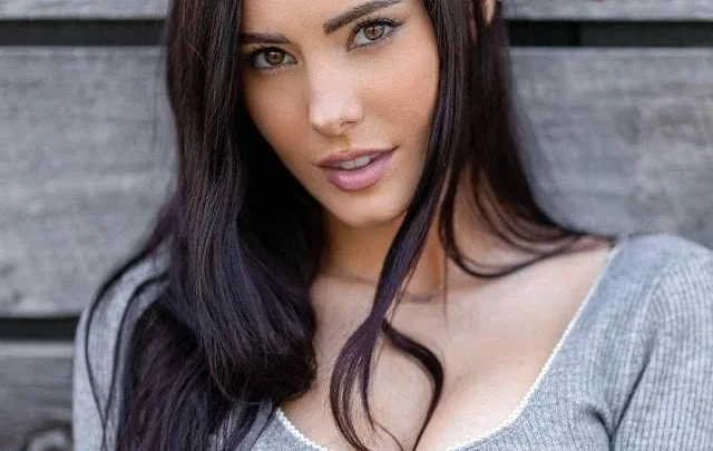 Erin Olash Biography: Age, Net Worth, Height, Parents, Boyfriend, Model, Twitch, YouTube