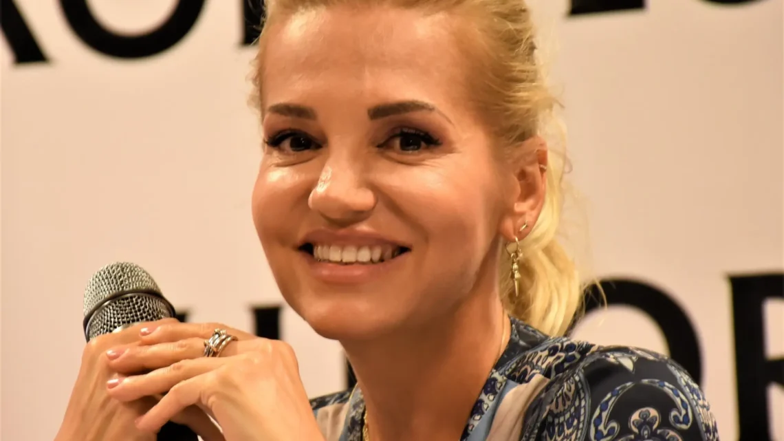 Dara Rolins Biography: Age, Partner, Children, Net Worth, Height, Parents, Songs & Albums