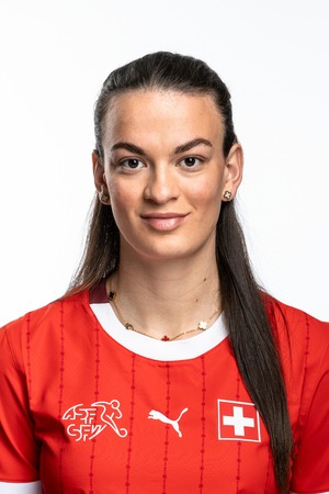 Riola Xhemaili Biography: Age, Net Worth, Height, Parents, Stats, Club, Boyfriend, Instagram