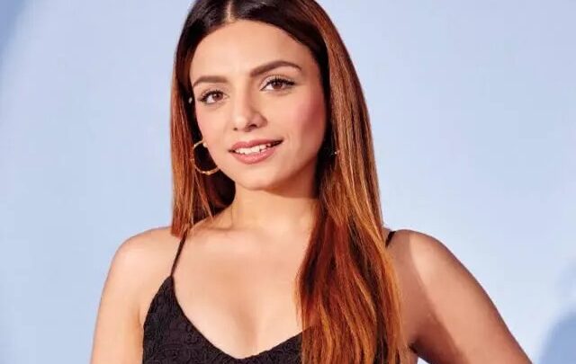 Sukriti Kakar Biography: Age, Height, Boyfriend, Siblings, Parents, Net Worth, Songs, Wiki, Instagram, Awards