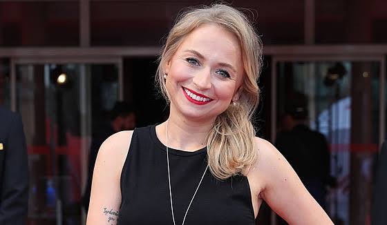 Shopaholic Nicol Biography: Ethnicity, YouTube, Net Worth, Boyfriend, Age, Height, Parents