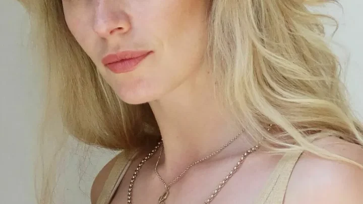 Chloe Hayward Biography: Age, Husband, Kids, Height, Net Worth, Parents, Movies, Instagram